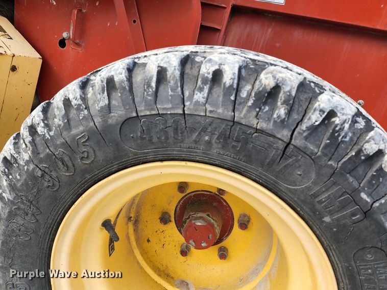 image for item DL6518 2006 New Holland BR780A  round baler