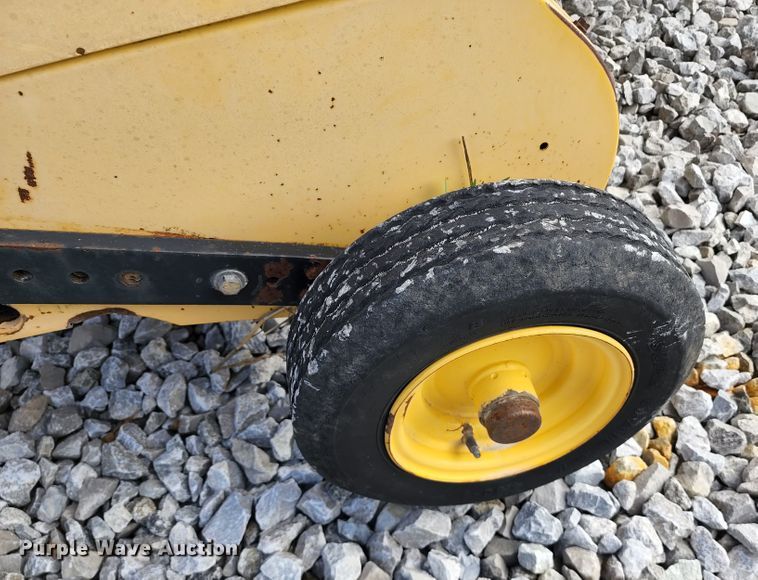 image for item DL6518 2006 New Holland BR780A  round baler