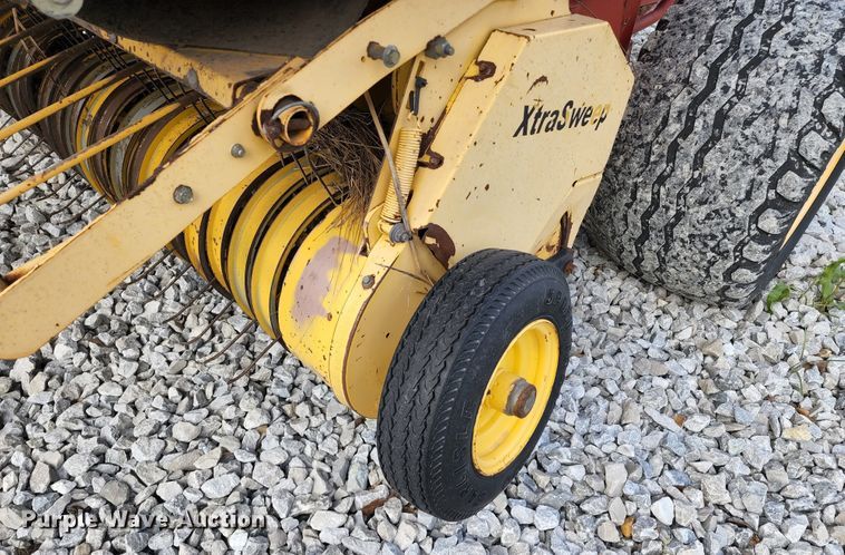 image for item DL6518 2006 New Holland BR780A  round baler