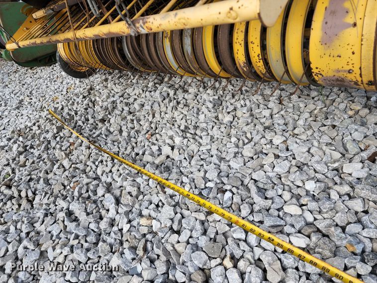 image for item DL6518 2006 New Holland BR780A  round baler