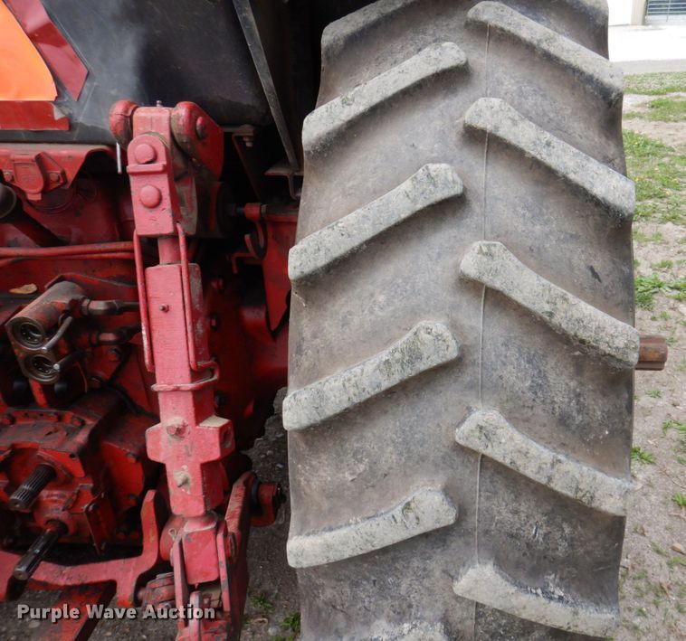 image for item DP5545 International 1086  tractor