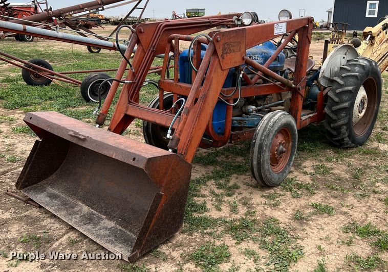 image for item DR1353 Ford 2000  tractor