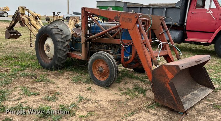 image for item DR1353 Ford 2000  tractor