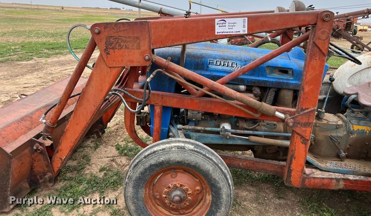 image for item DR1353 Ford 2000  tractor
