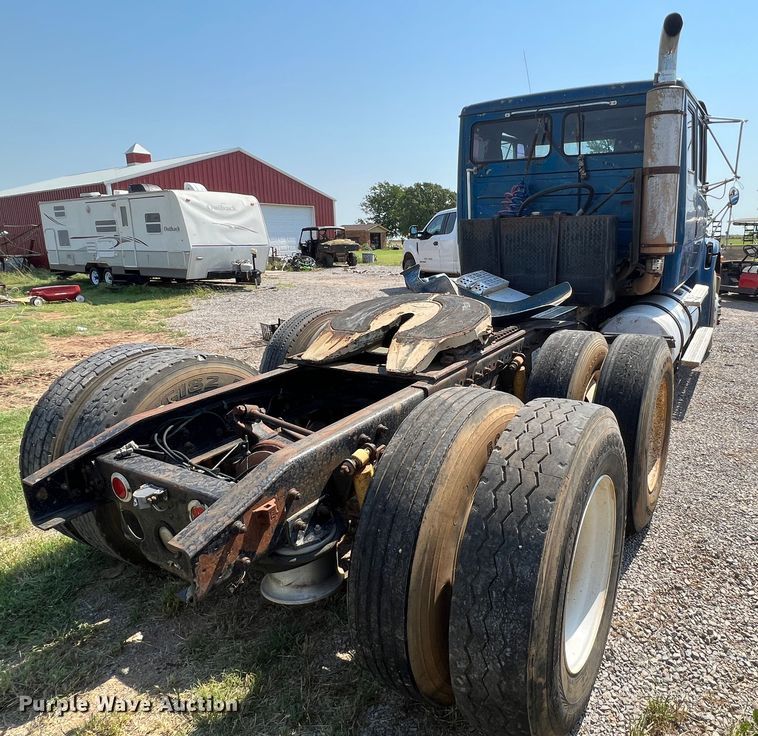 image for item DR1465 1996 Freightliner FL112  semi truck