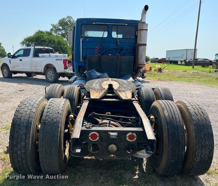 image for item DR1465 1996 Freightliner FL112  semi truck