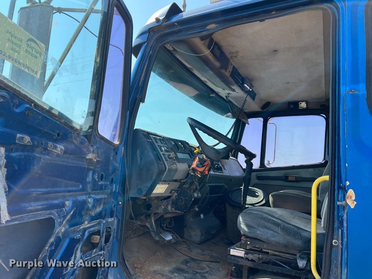 image for item DR1465 1996 Freightliner FL112  semi truck