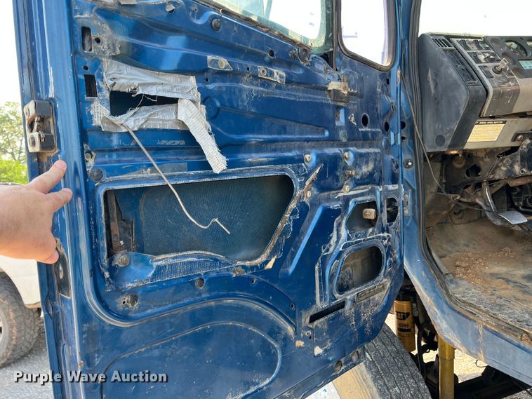 image for item DR1465 1996 Freightliner FL112  semi truck