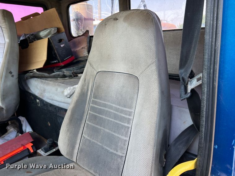 image for item DR1465 1996 Freightliner FL112  semi truck