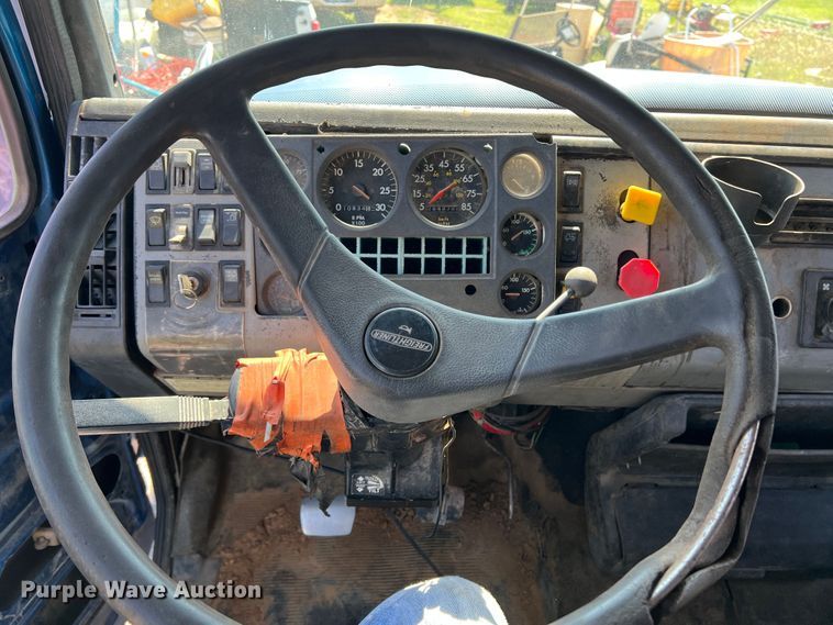 image for item DR1465 1996 Freightliner FL112  semi truck