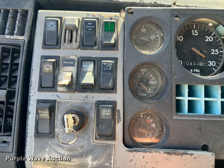 image for item DR1465 1996 Freightliner FL112  semi truck