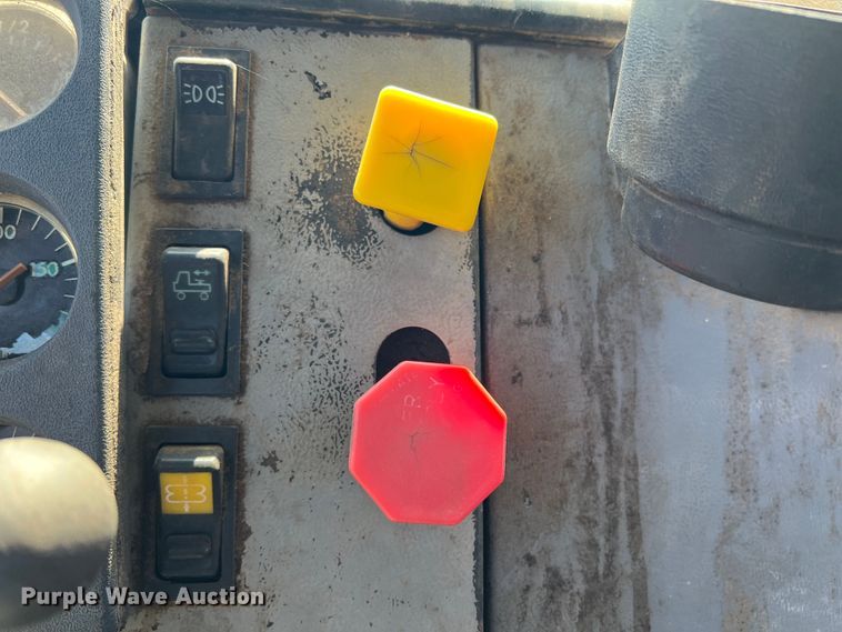 image for item DR1465 1996 Freightliner FL112  semi truck