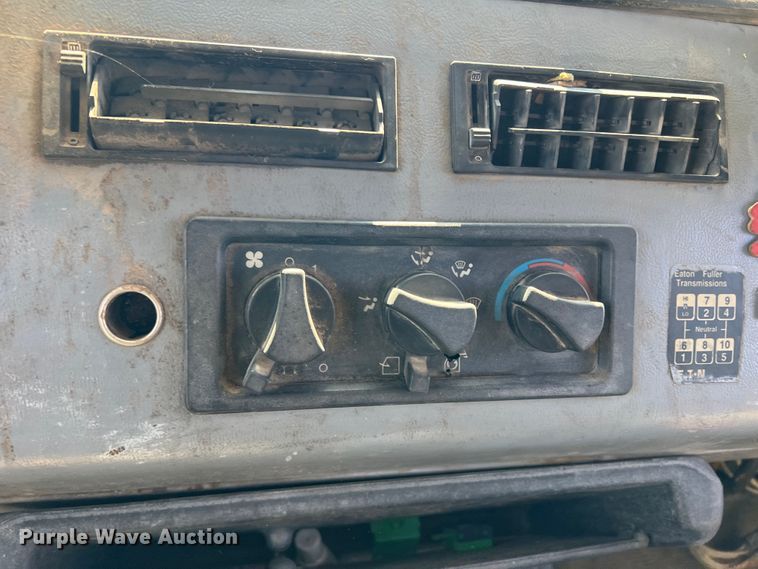 image for item DR1465 1996 Freightliner FL112  semi truck