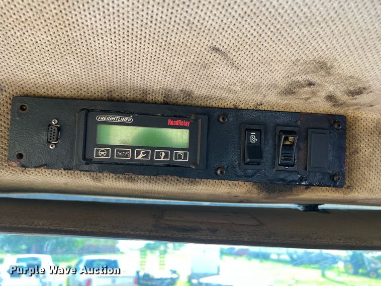 image for item DR1465 1996 Freightliner FL112  semi truck