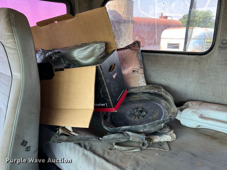 image for item DR1465 1996 Freightliner FL112  semi truck