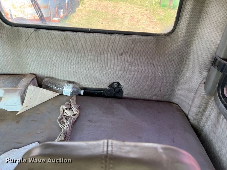 image for item DR1465 1996 Freightliner FL112  semi truck