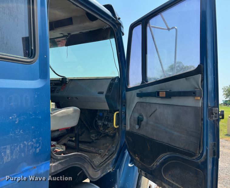 image for item DR1465 1996 Freightliner FL112  semi truck