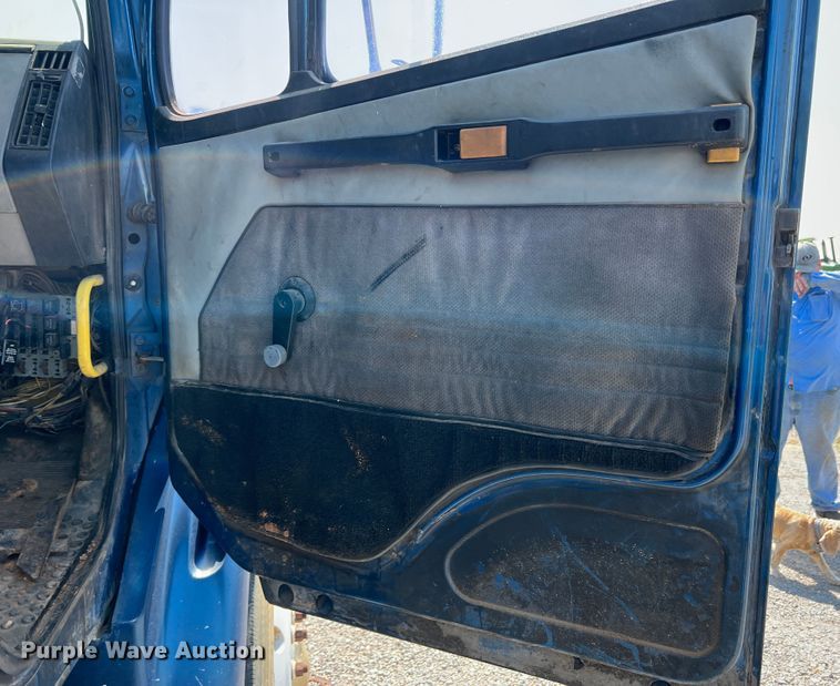 image for item DR1465 1996 Freightliner FL112  semi truck