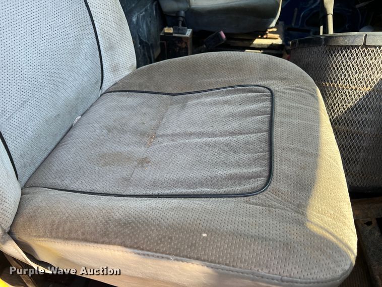 image for item DR1465 1996 Freightliner FL112  semi truck