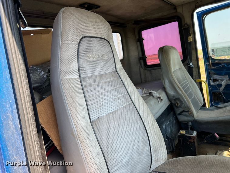 image for item DR1465 1996 Freightliner FL112  semi truck