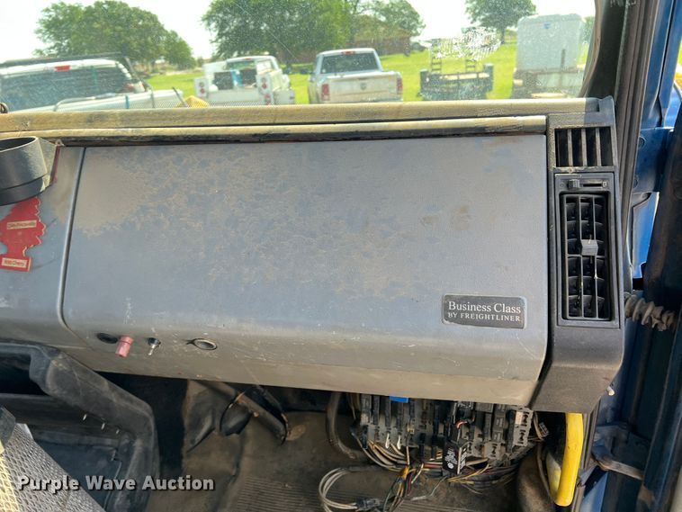 image for item DR1465 1996 Freightliner FL112  semi truck