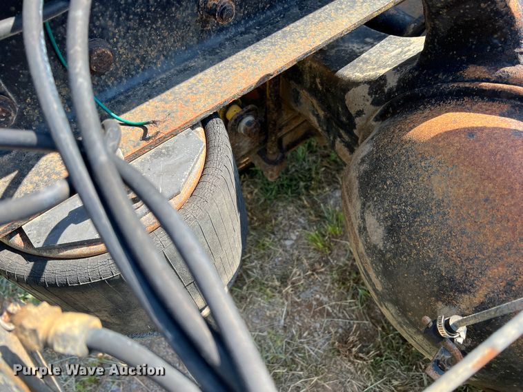 image for item DR1465 1996 Freightliner FL112  semi truck