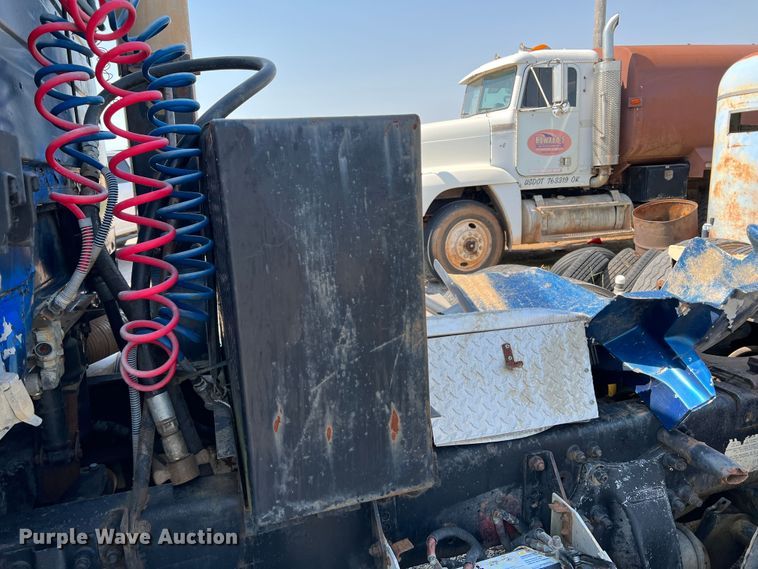 image for item DR1465 1996 Freightliner FL112  semi truck