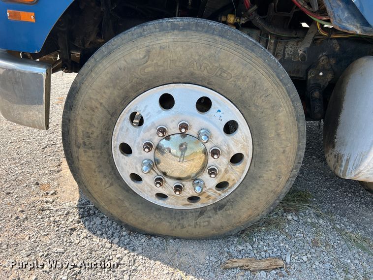 image for item DR1465 1996 Freightliner FL112  semi truck