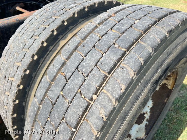 image for item DR1465 1996 Freightliner FL112  semi truck