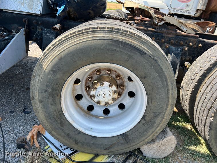 image for item DR1465 1996 Freightliner FL112  semi truck