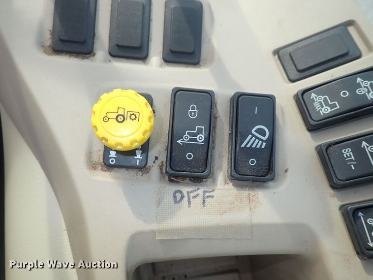 image for item DS7068 2006 John Deere 4520  MFWD tractor