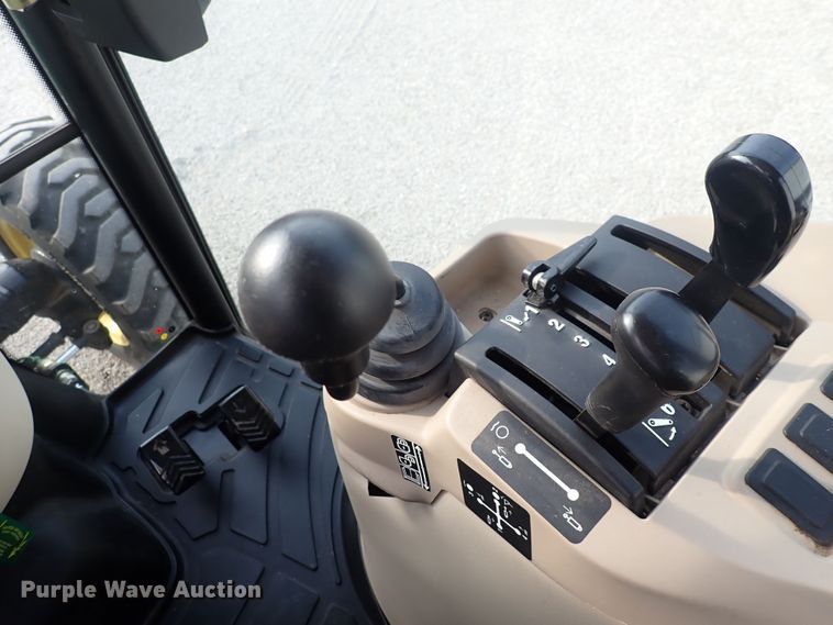 image for item DS7068 2006 John Deere 4520  MFWD tractor