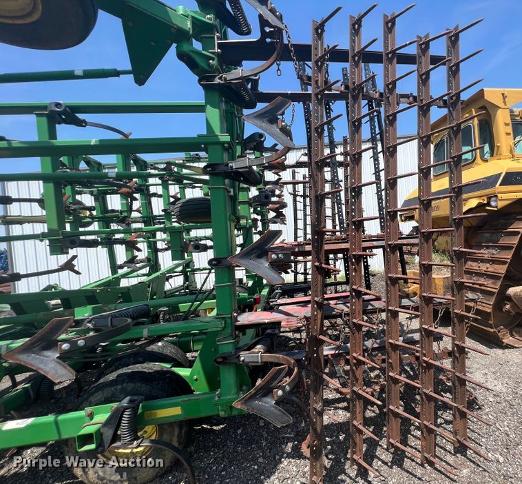 image for item HL9000 John Deere 2200  field cultivator