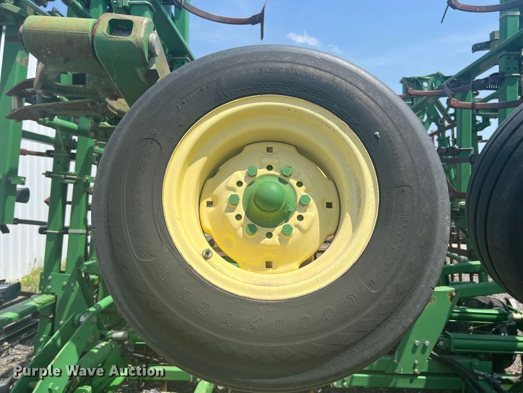 image for item HL9000 John Deere 2200  field cultivator