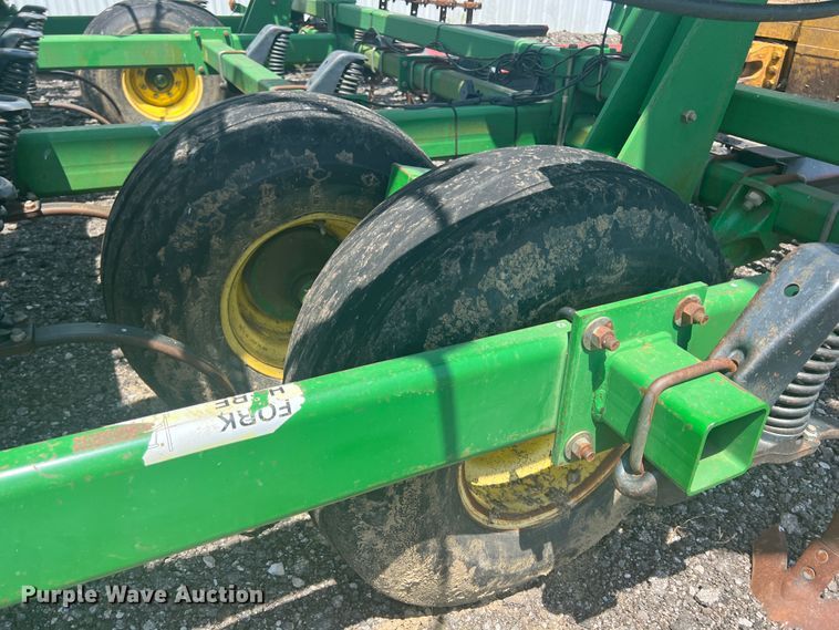 image for item HL9000 John Deere 2200  field cultivator