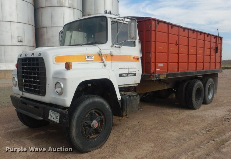 image for item HU9410 1973 Ford 880  grain truck