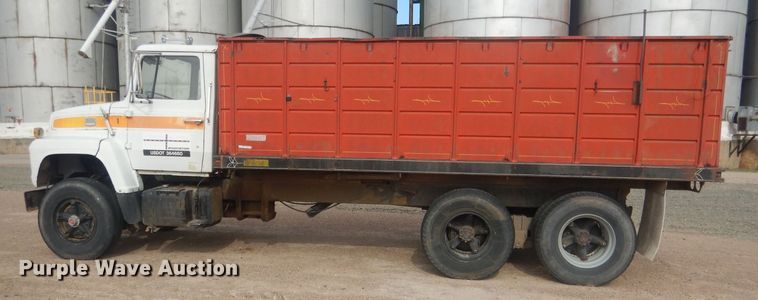 image for item HU9410 1973 Ford 880  grain truck