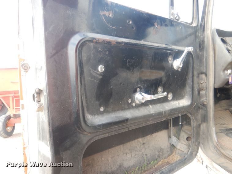 image for item HU9410 1973 Ford 880  grain truck