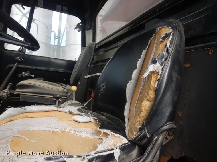 image for item HU9410 1973 Ford 880  grain truck