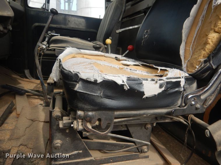 image for item HU9410 1973 Ford 880  grain truck