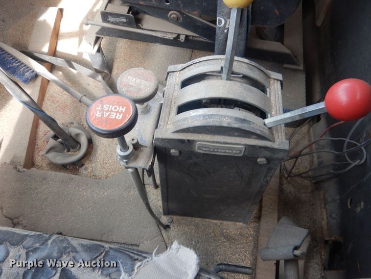 image for item HU9410 1973 Ford 880  grain truck