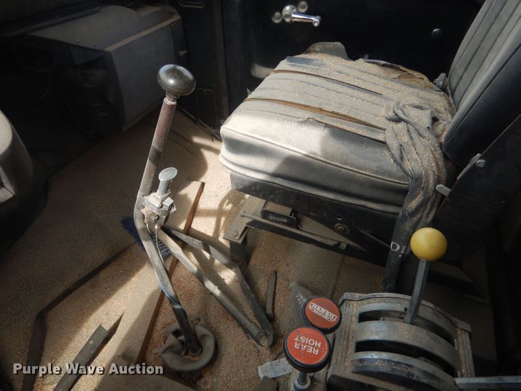 image for item HU9410 1973 Ford 880  grain truck