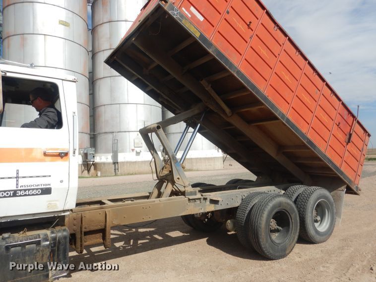 image for item HU9410 1973 Ford 880  grain truck