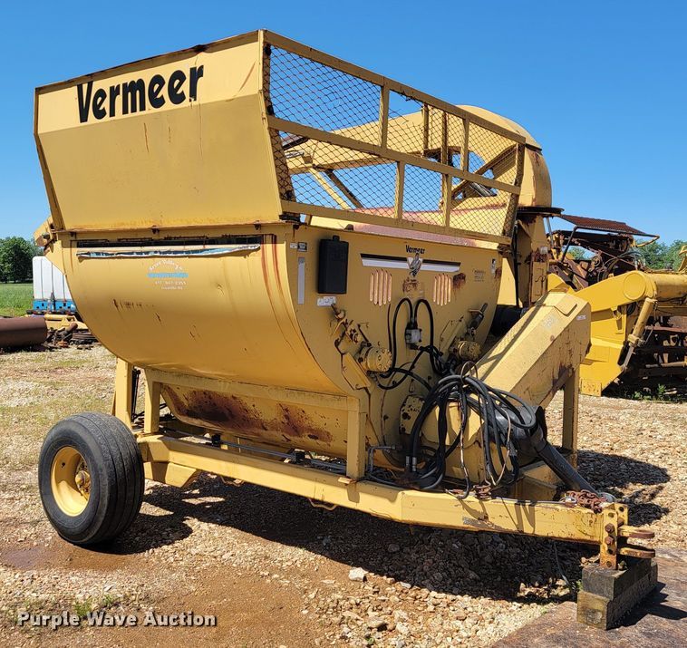 image for item JL9444 2000 Vermeer Top Gun  bale processor