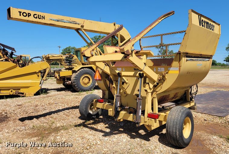 image for item JL9444 2000 Vermeer Top Gun  bale processor