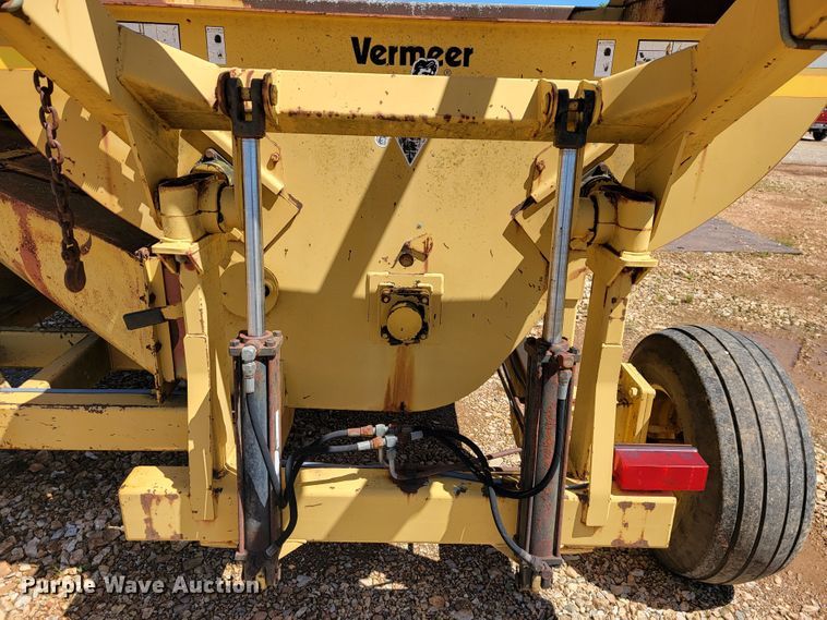 image for item JL9444 2000 Vermeer Top Gun  bale processor