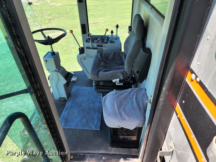 image for item KC9476 1992 Gleaner R72  RWA combine