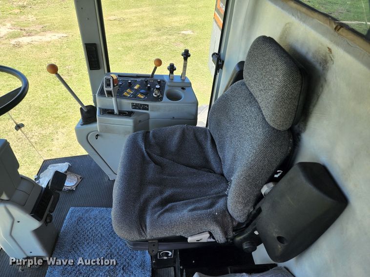 image for item KC9476 1992 Gleaner R72  RWA combine