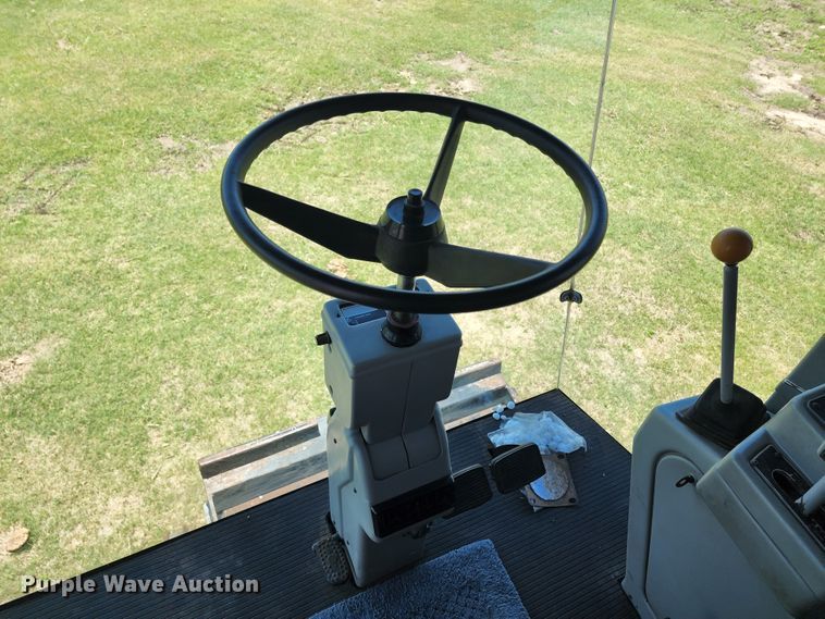 image for item KC9476 1992 Gleaner R72  RWA combine