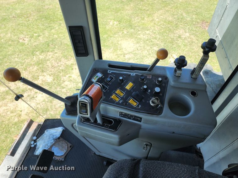 image for item KC9476 1992 Gleaner R72  RWA combine